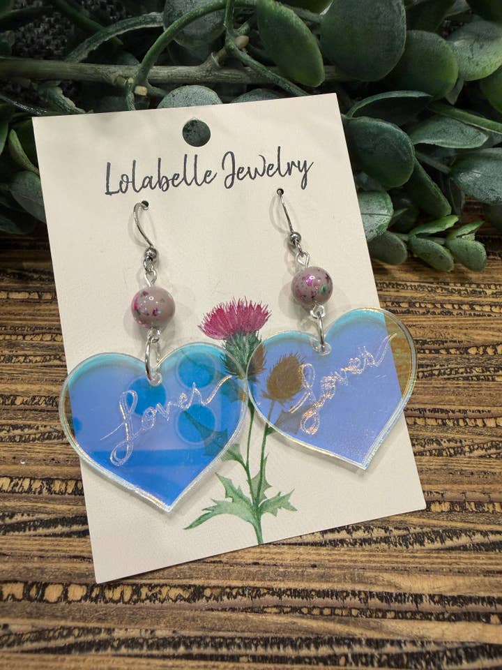 Boucles d'oreilles pendantes gravées Lover pour la vente par Lolabelle Jewelry