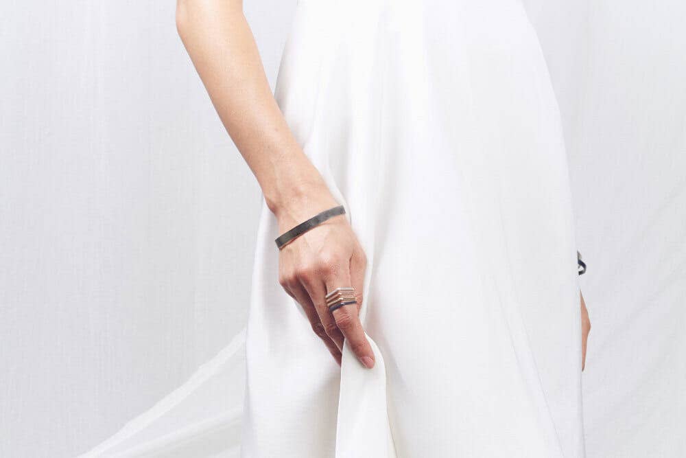 Colleen Mauer Designs - Vente Bracelet jonc - Bracelet jonc Densa noir de 8 mm de large1