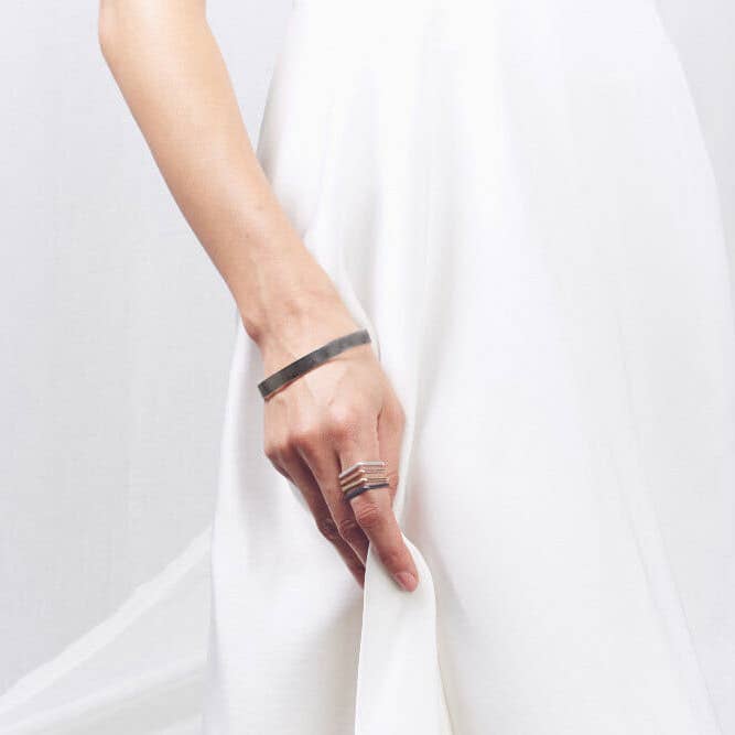 Colleen Mauer Designs - Vente Bracelet jonc - Bracelet jonc Densa noir de 8 mm de large1