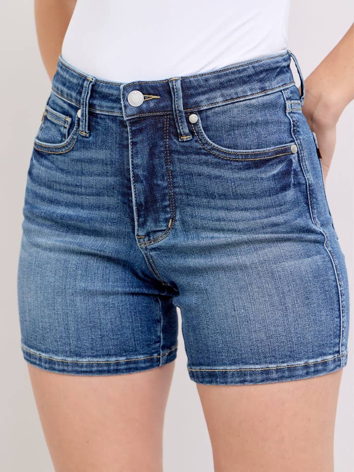 Watermelon Apparel - Wholesale Korte broeken - Dames - Judy Blue Mid Rise Tummy Control Korte Broek van Middellange Lengte