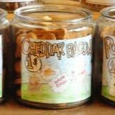 Dolcetto per cani con ossa di pancetta croccante per la vendita all'ingrosso da parte di Taj Ma-Hound Bakery for Dogs