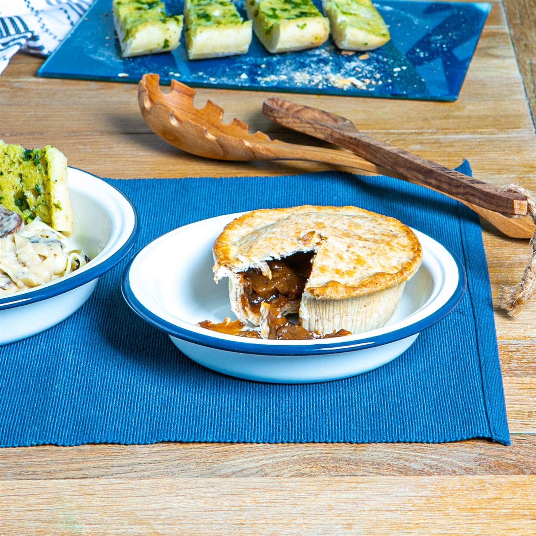 Rinkit Ltd – wholesale Skål – Argon Tableware djup emaljskål i vitt med marinblå kant - 22,5 cm2