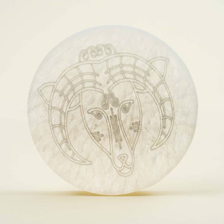 Plaque de chargement en sélénite Bélier pour la vente par Eat.Read.Love.Inc.