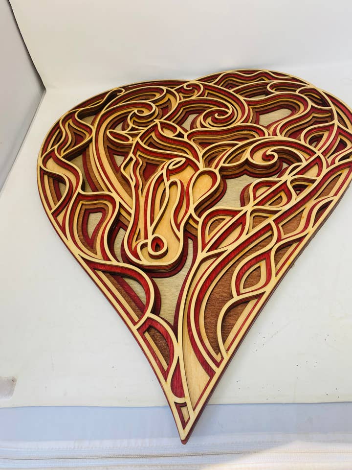 Décoration murale en bois 3D avec mandala en forme de cœur de cheval pour la vente par Spencer's Custom Wood