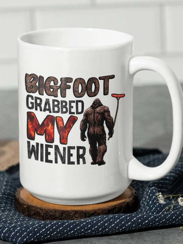 Bigfootgrepade min wiener mugg 15oz Squatchin' original för wholesale av Squatchin’ Country