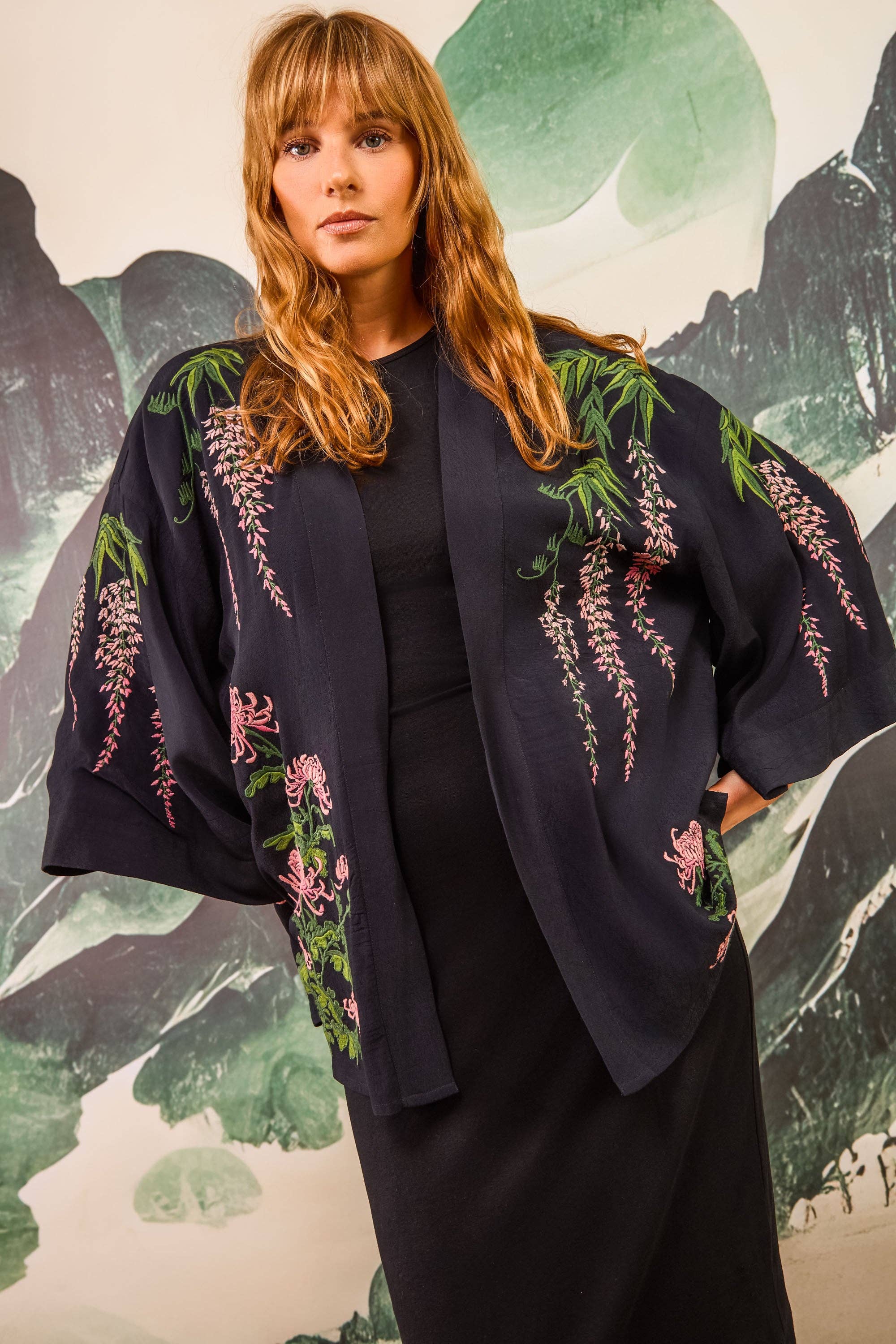 Artemis Muse - Vente Kimono – femme - Kimono court noir doublé avec broderies glycine et chrysanthème en rose et vert2