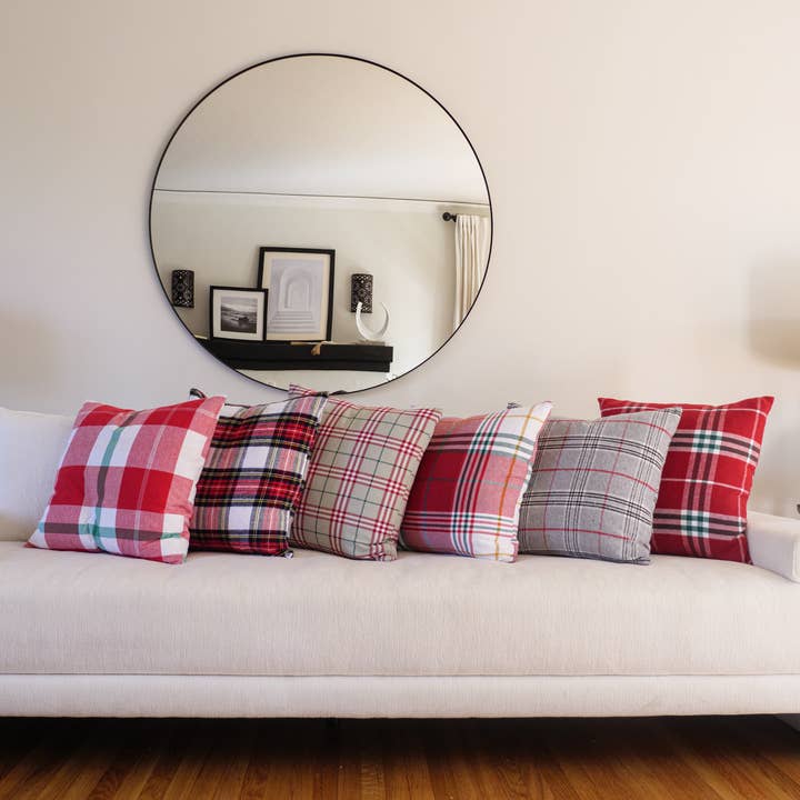 Cojín navideño a cuadros con relleno de plumas de KAF Home, 20 x 20 para venta al por mayor de KAF Home