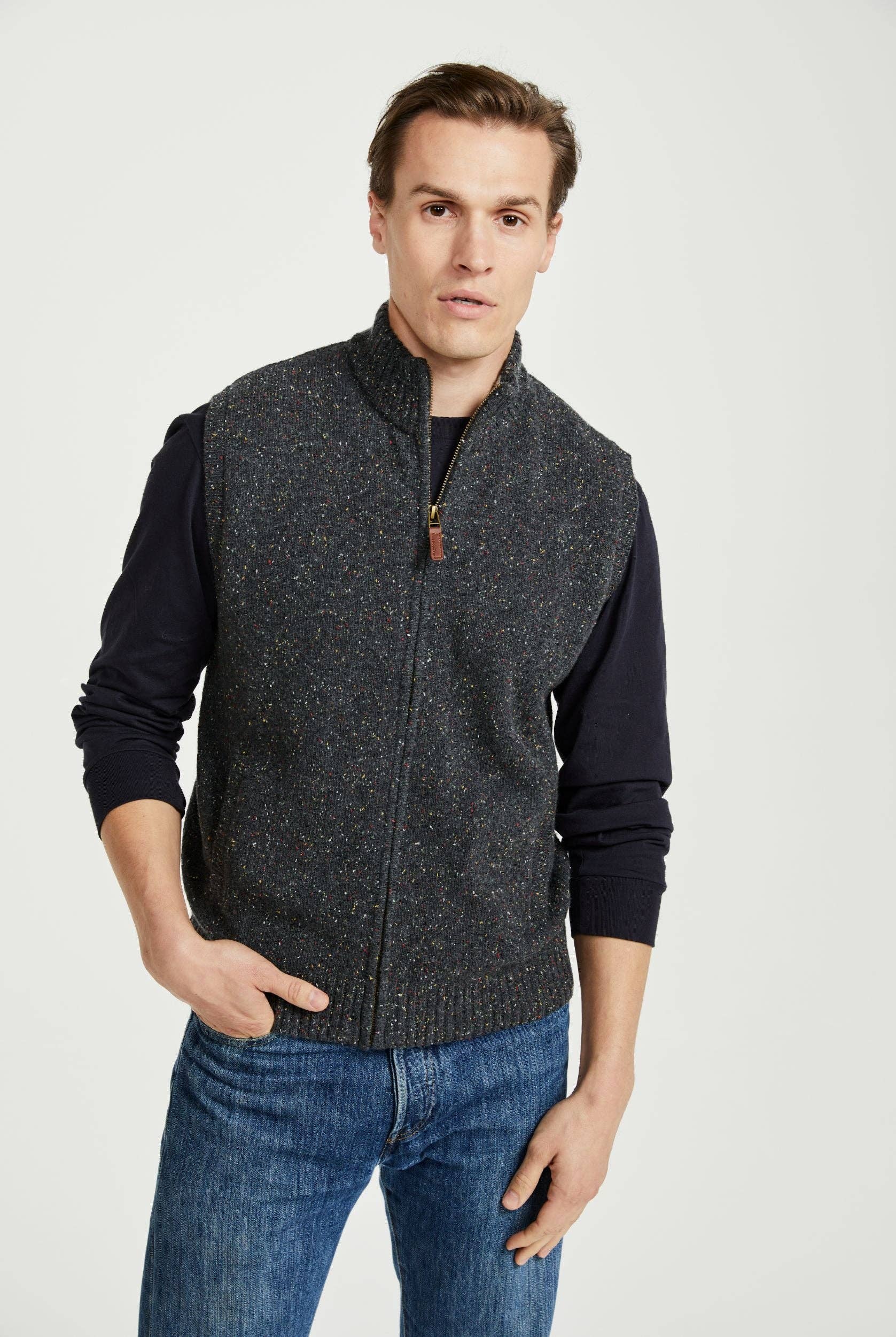 Aran Woollen Mills – wholesale Väst - Herr – Rossport herrväst i aran-neppad stil - grå2