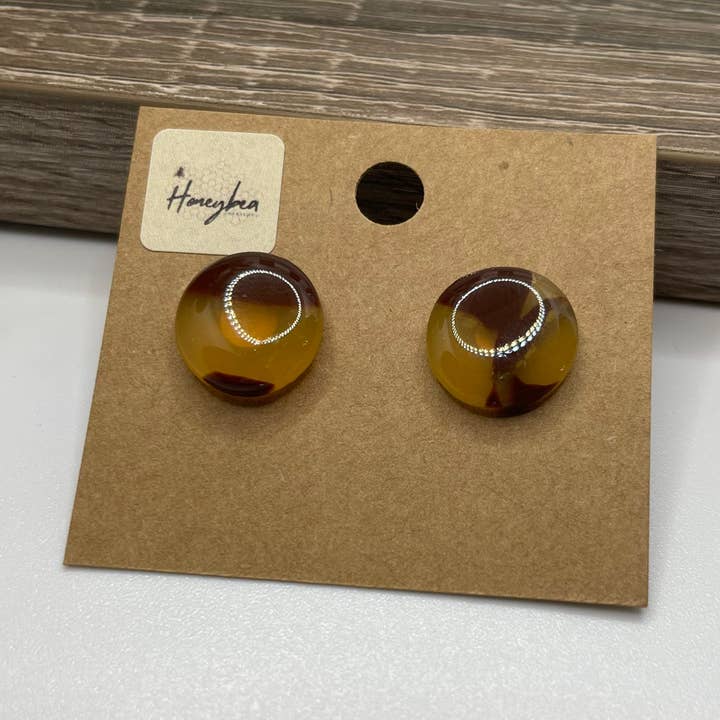 Sköldpadda Shell Studs: Handgjorda Polymer Clay Örhängen för wholesale av Honeybea Creations WI