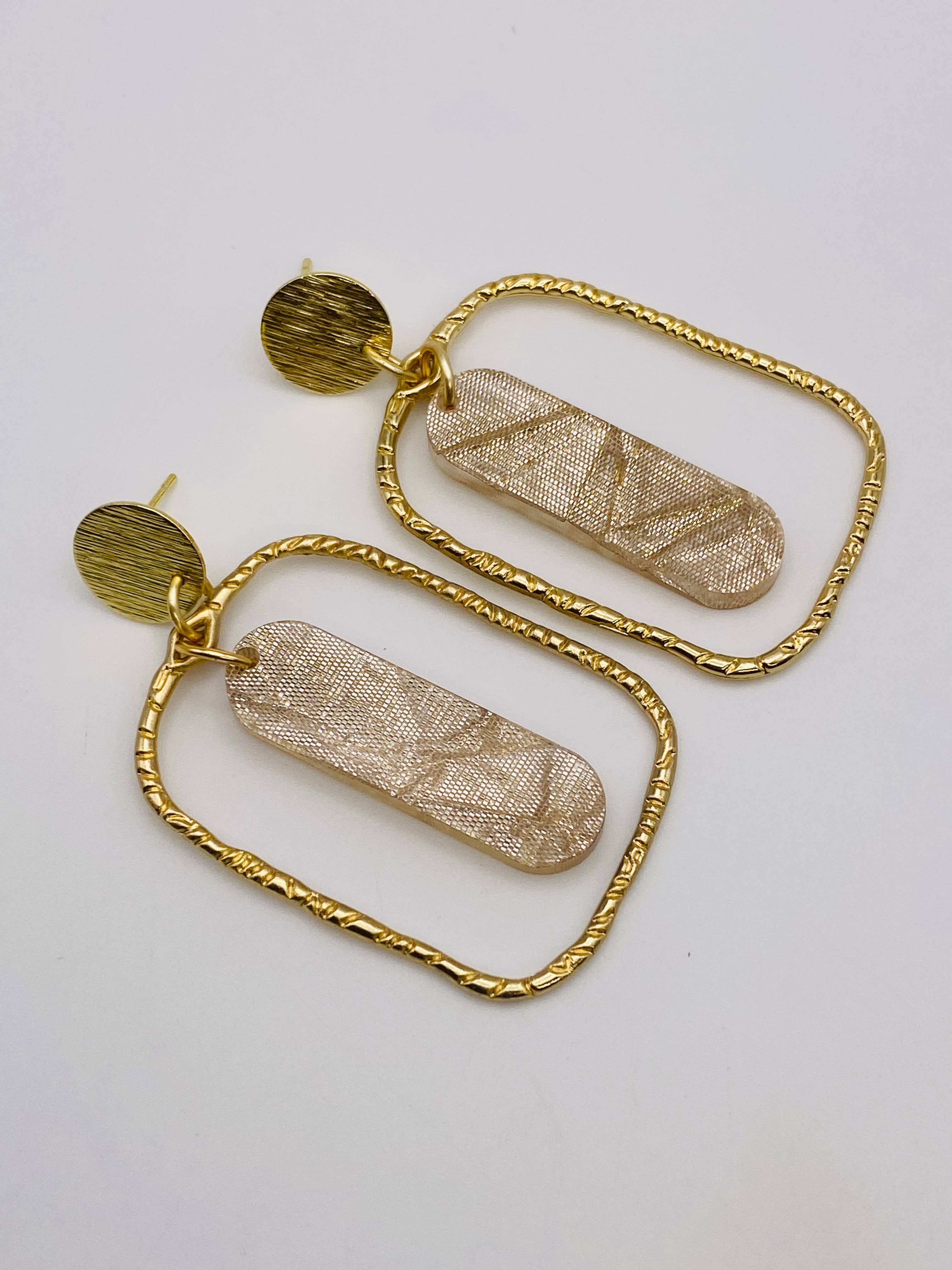 Sandy Lou Designs – Engroshandel Hængeøreringe og creoløreringe – KNUST TAFFETA I EN KREOLEØRERING1