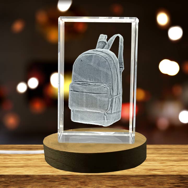 Alsidig ledsager: 3D indgraveret krystalrygsæk for engroshandel hos AB Crystal Collection