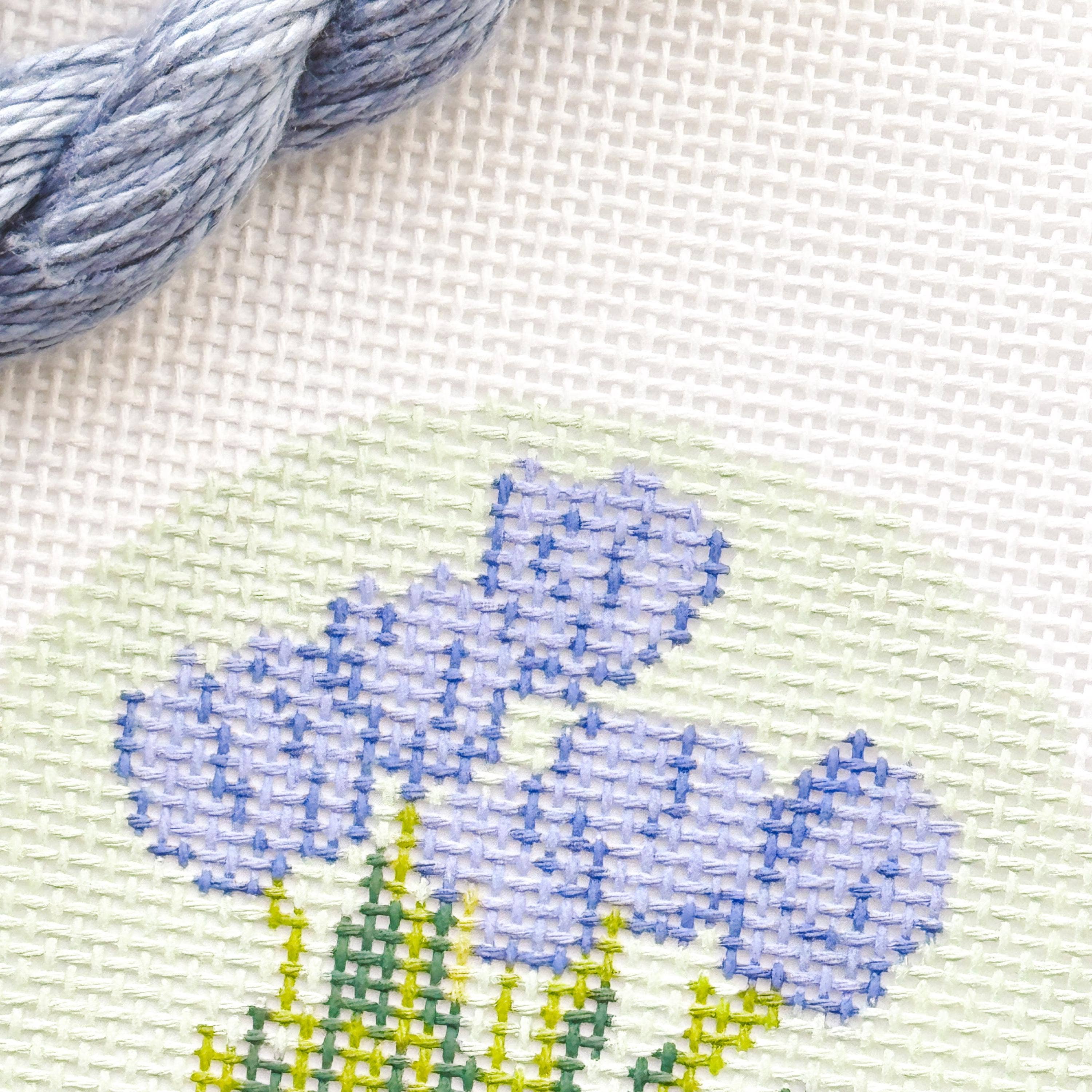 Cotswold Co Designs – Material para bordar/ponto de cruz por atacado – Tela de Ponto de Tapeçaria Redonda com Flor de Tulipa | Pintada à Mão 13 Mesh | Design de 4" em Tela de 8" x 8" | Pronta para Envio6