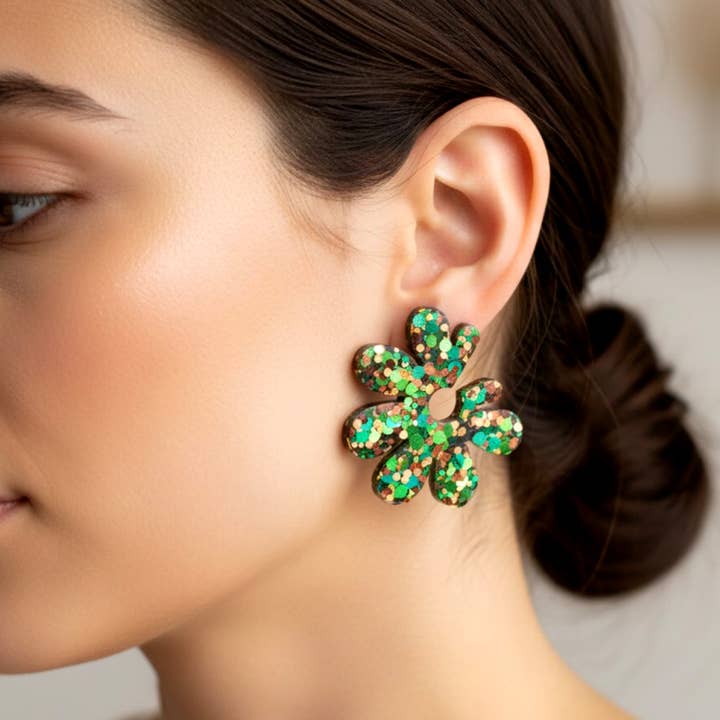 Grüne glitzernde Harzblumen-Ohrringe - Handgefertigt für den Großhandel von SUNKRIS