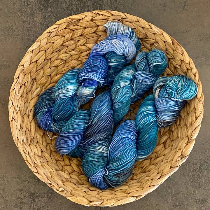 Laine à chaussettes teinte à la main, coloris « cold » en écheveau pour la vente par Die Wollwichtel