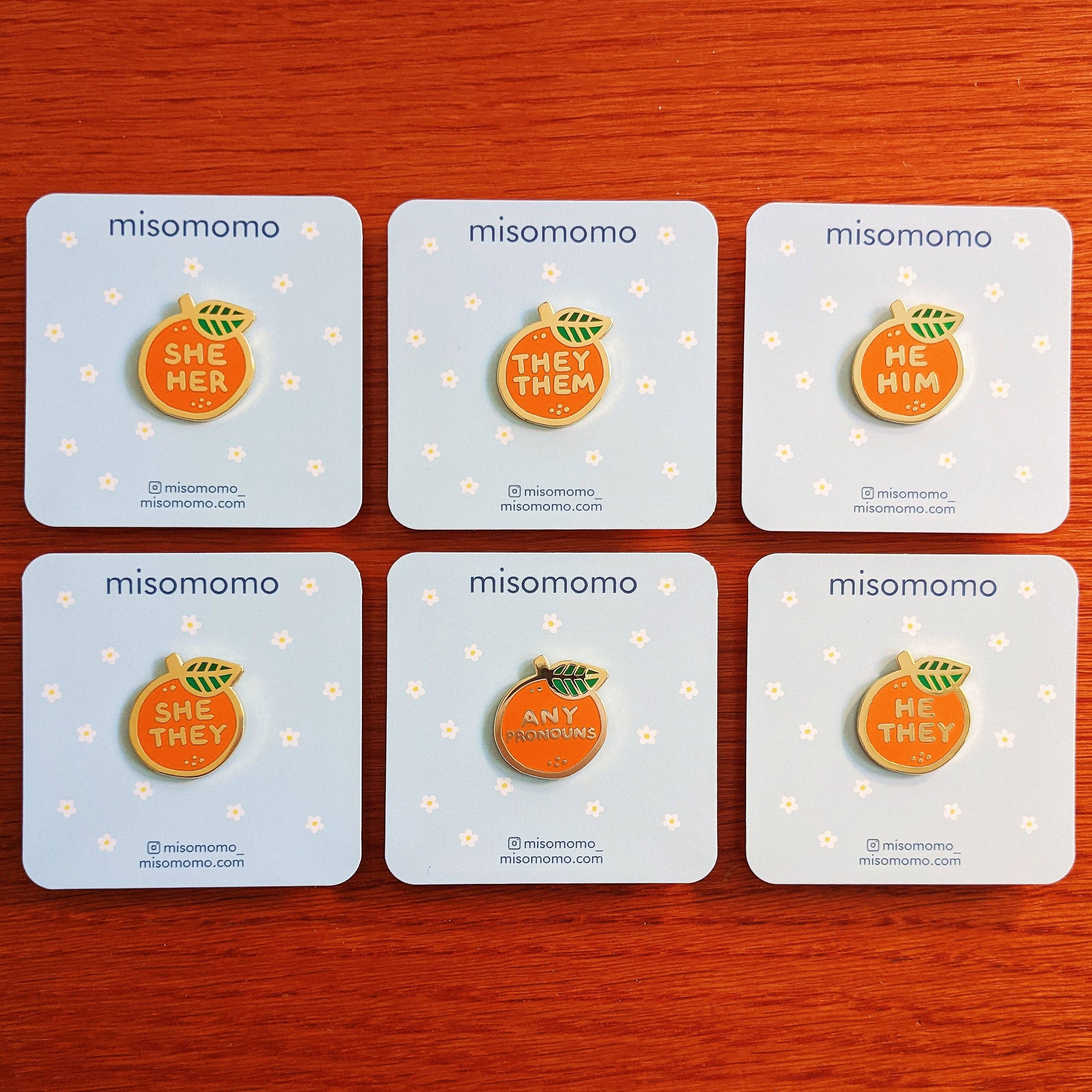misomomo – wholesale Nål och knapp för kavajslag – Pronomen Orange Pin - hon/henne3