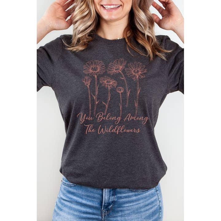 T-shirt com gráfico floral You Belong Amand Wildflowers por atacado de Select Apparel