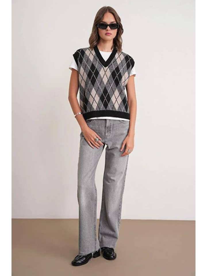 Hoxton Gal - Wholesale Sweater Vest - Women's - Argyle Pattern Knit Sweater Vest1