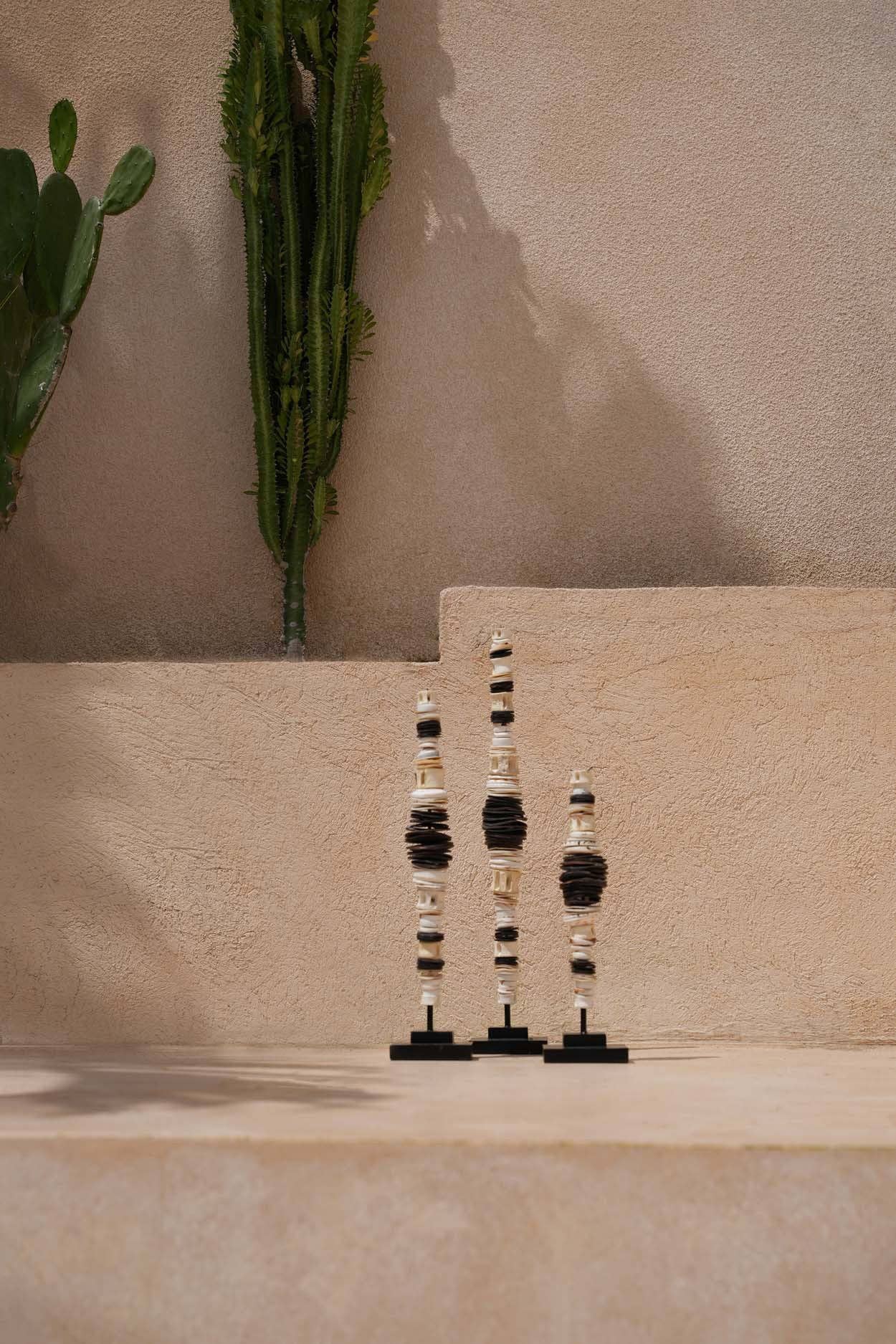 Bazar Bizar Living – Objeto de mesa decorativo por atacado – Concha decorativa em suporte – Preto e branco – Tamanho L2