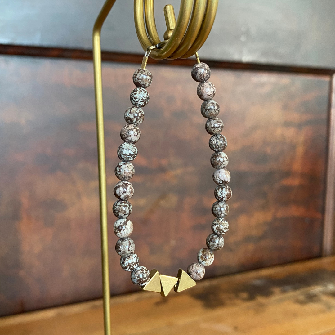 Seeds – Großhandel Perlenarmband – Duluth Armband | Halbedelsteinperlen | Dreiecke aus Messing18