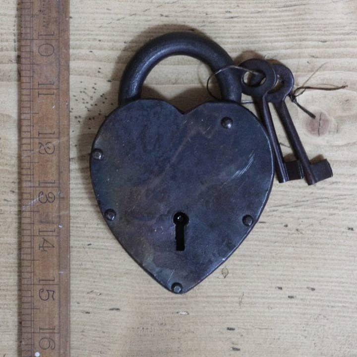 Vorhängeschloss Herzform Gerade Seiten Antikes Eisen 115mm TBD für den Großhandel von Cottingham Collection