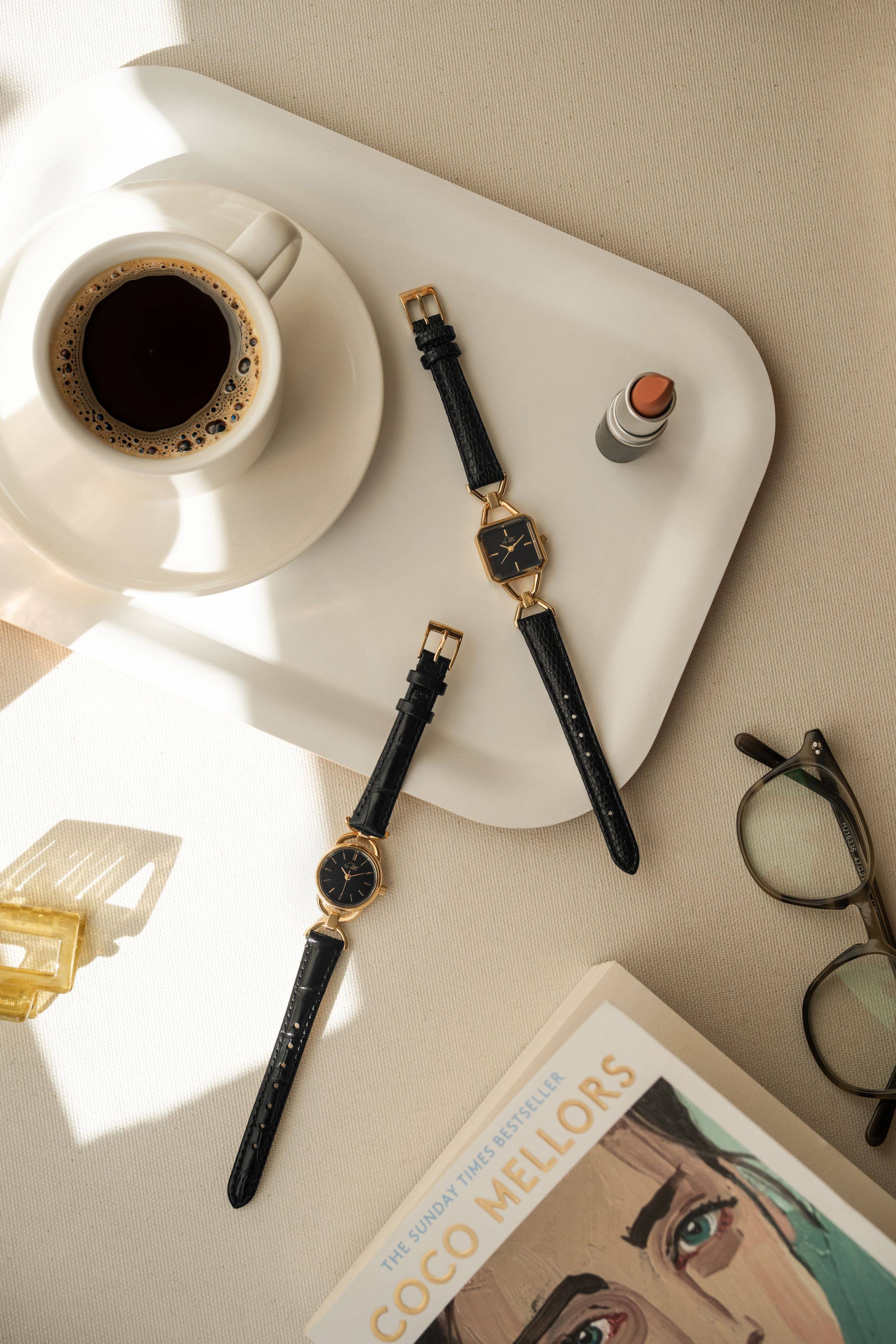 by M degrees – Großhandel Armbanduhr – Damen – 80er-Jahre Vintage-inspirierte Schwarz-Goldene Runde Uhr – Schwarzes Leder2