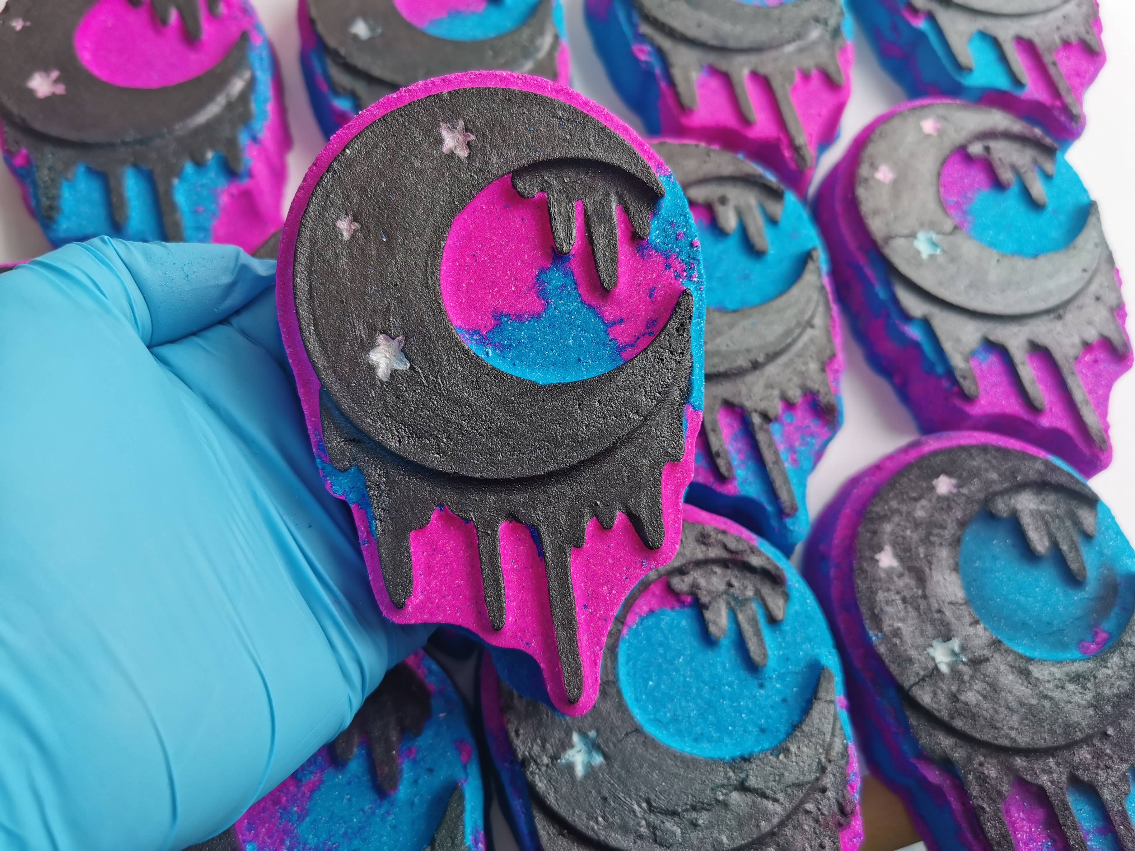 Fizz Bomb Cosmetics – wholesale Bath bomb/fizz – Dark Moon Drip Bath Bomb