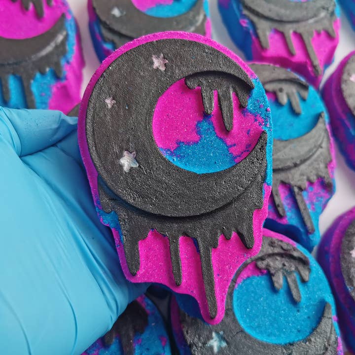Fizz Bomb Cosmetics – wholesale Bath bomb/fizz – Dark Moon Drip Bath Bomb0