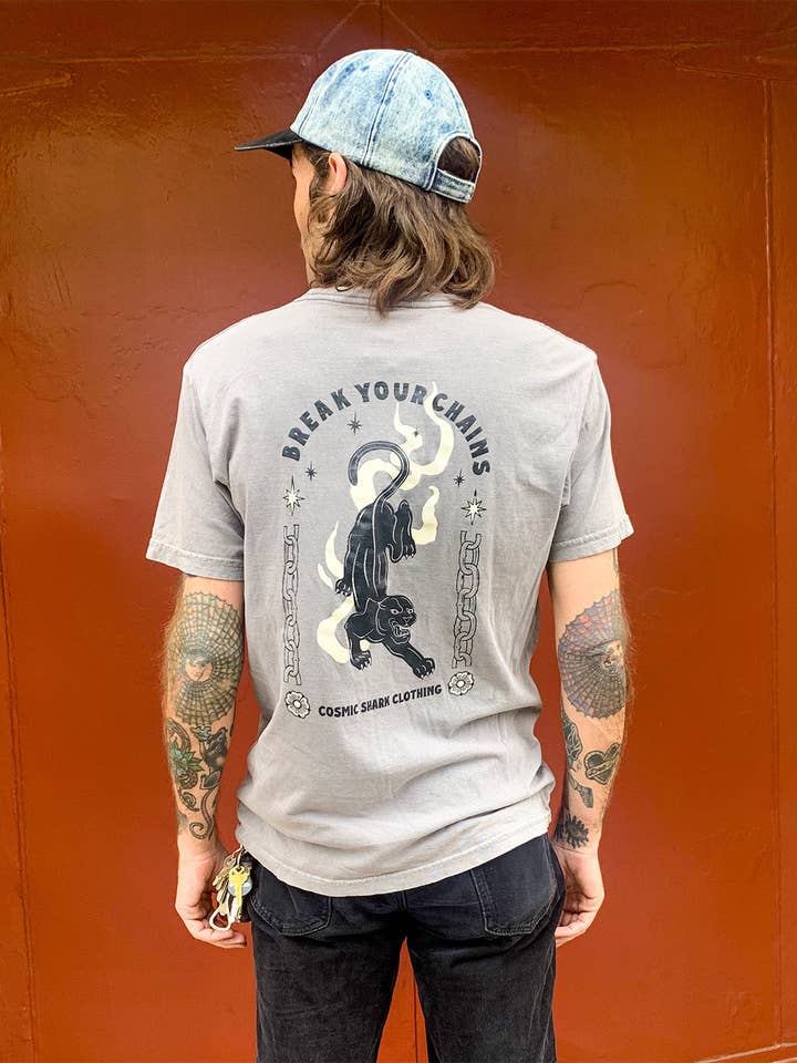 Bryt Dina Kedjor T-shirt för wholesale av Cosmic Shark Clothing