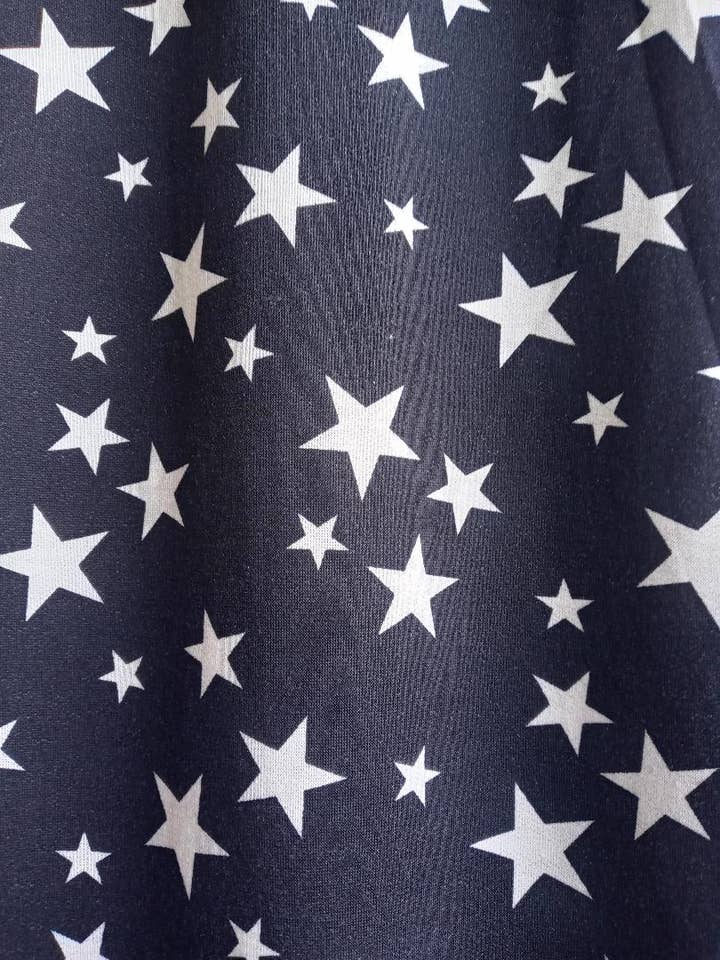 Étoiles blanches en terre cuite française sur fond noir pour la vente par Cutting Edge Trade