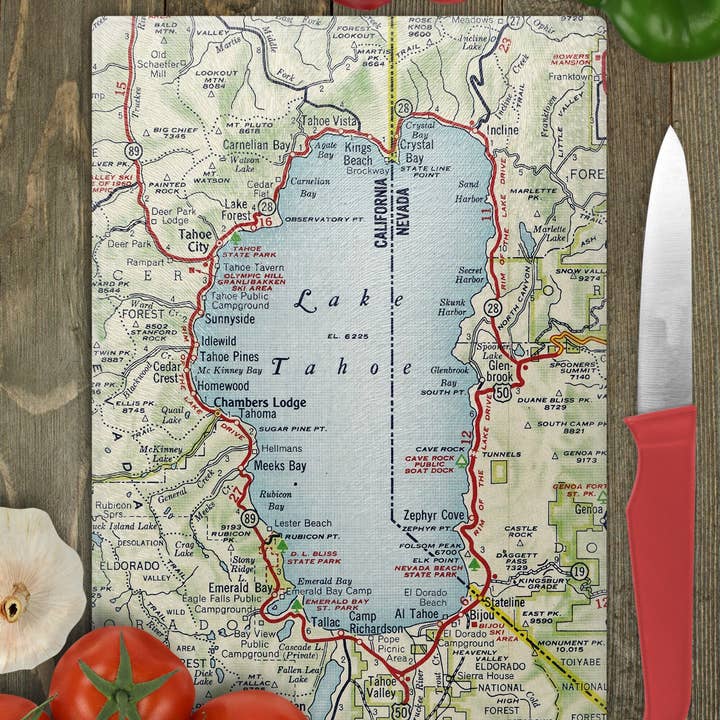 Planche à découper carte du lac Tahoe Californie Planche à charcuterie pour la vente par Daisy Mae Designs