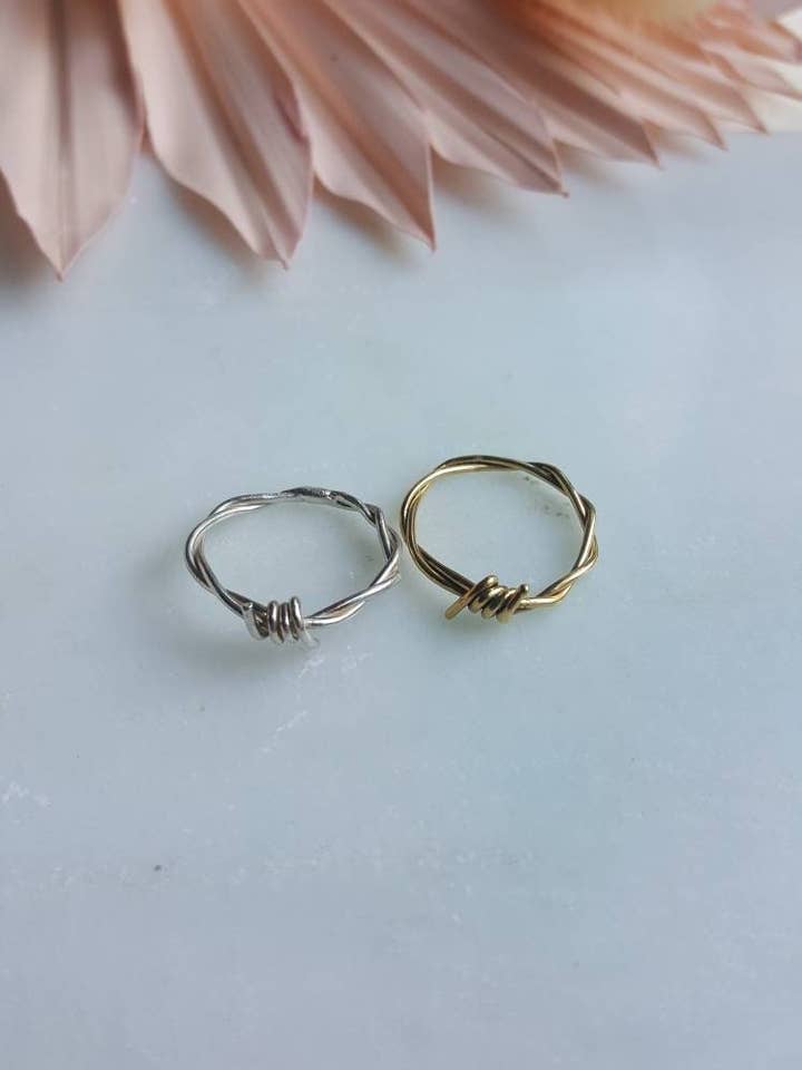 anneau de fil barbelé pour la vente par Ladyfine Collective