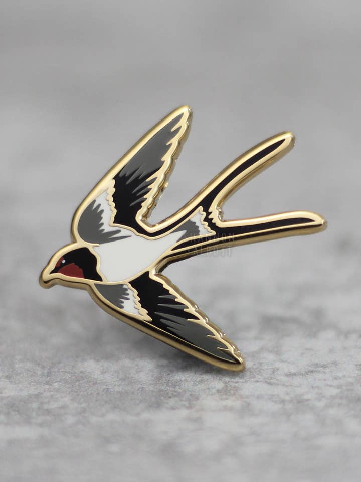 Épingle en émail Hirondelle Oiseau Nature Moineau Goth - Gris/Rouge pour la vente par Shannon Talbott