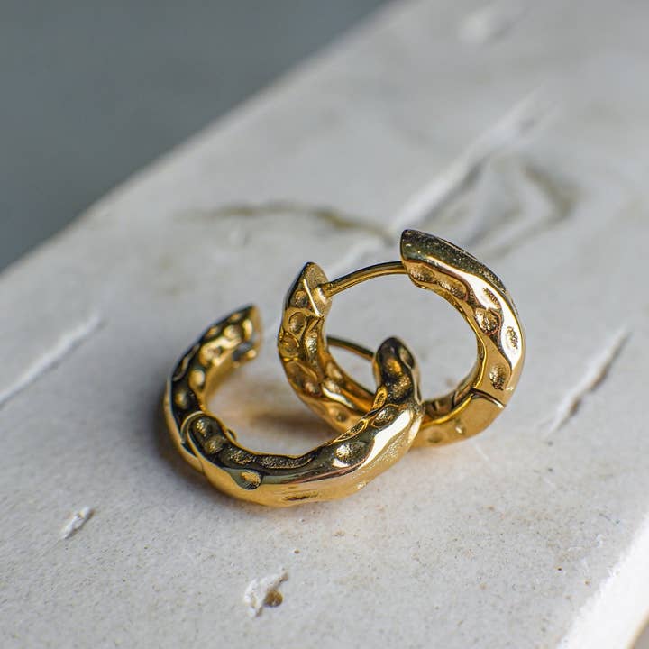 Liv Gold Huggie Oorbellen voor wholesale door Faya & Co.