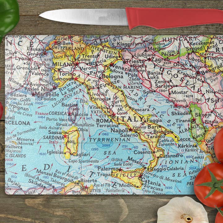 Planche à découper en forme de carte d'Italie Planche à charcuterie et à fromage pour la vente par Daisy Mae Designs