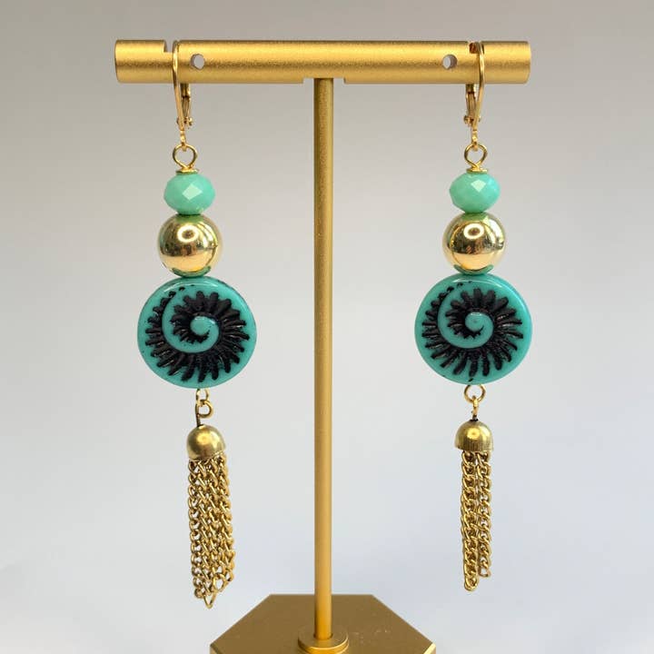 Boucles d'oreilles en verre tchèque turquoise et ammonite pour la vente par Lenora Dame