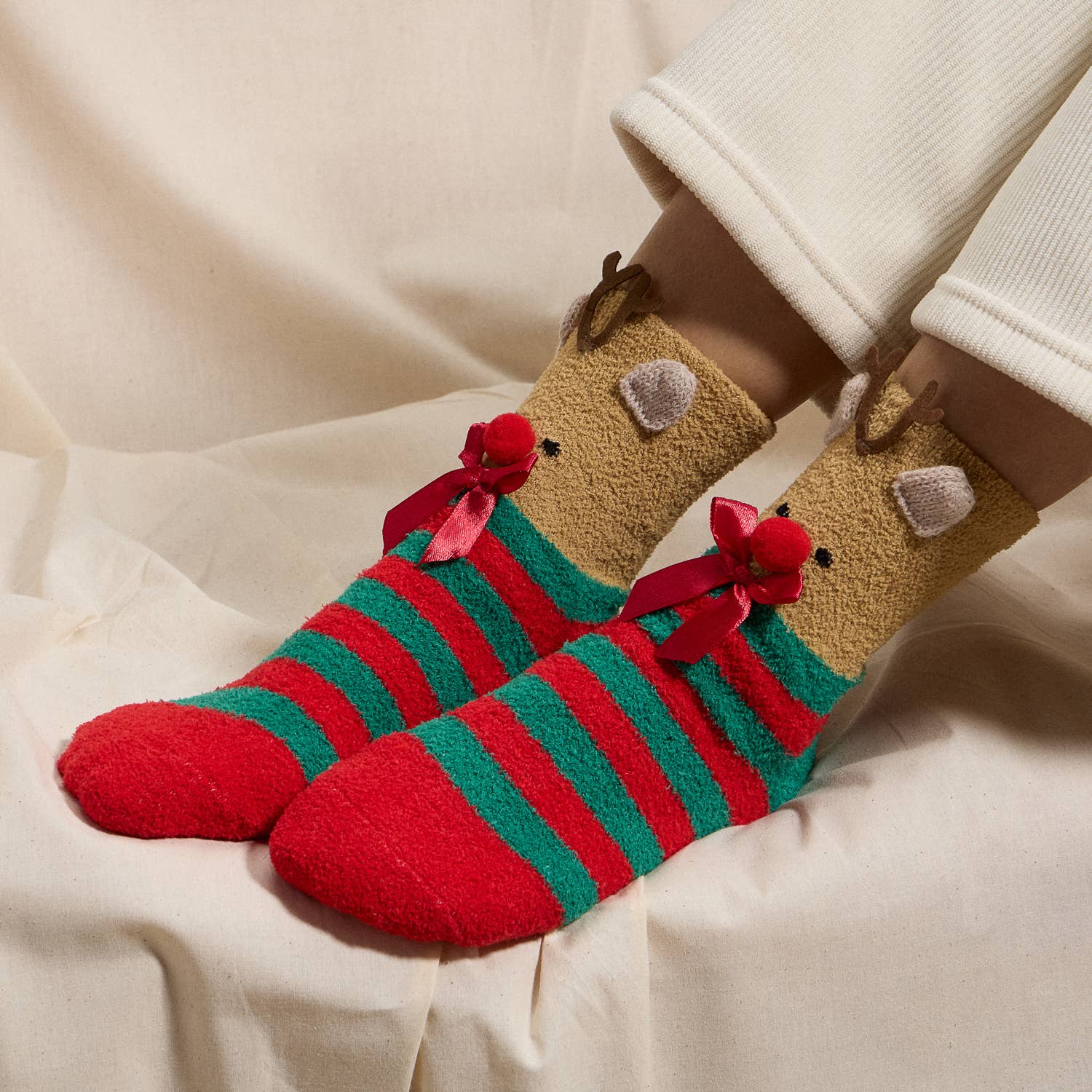 Sortiert Weihnachtliche Flauschsocken – Sortiment aus 4 Paaren als Weihnachtsgeschenk für den Großhandel auf Faire3