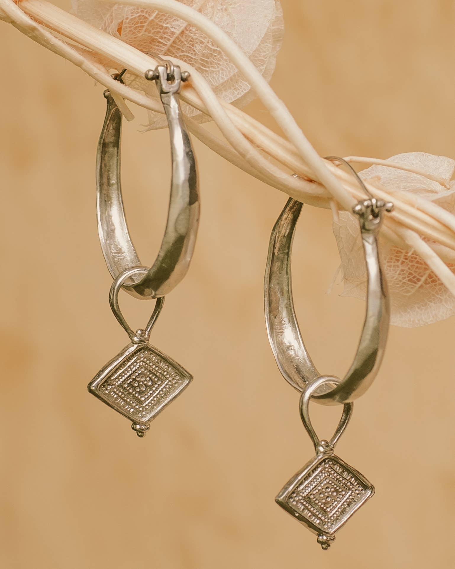 Nakila Collective – wholesale Hoop-örhängen – Kya hoops - vit mässing0