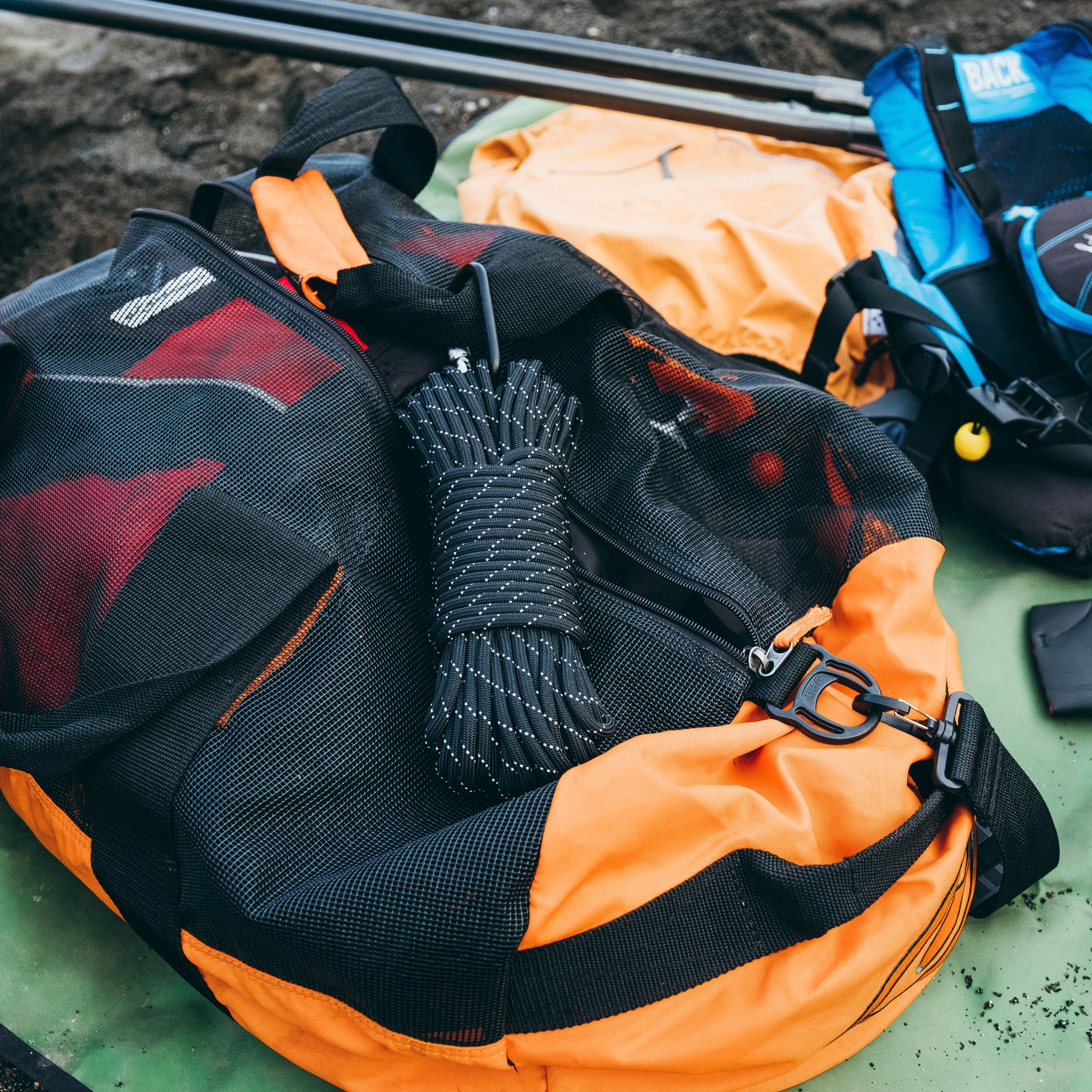 Reflective Black Extra Heavy Duty 1100 Paracord for wholesale on Faire4