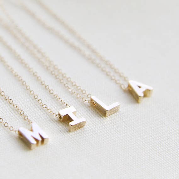 Collana Uma | Collana iniziale maiuscola - Prepack per la vendita all'ingrosso da parte di Adorn512