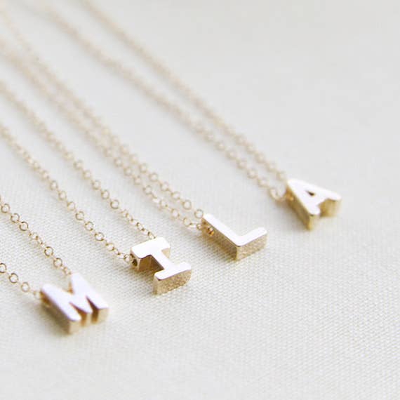 Uma halskæde | store bogstaver indledende halskæde - Prepack for engroshandel hos Adorn512