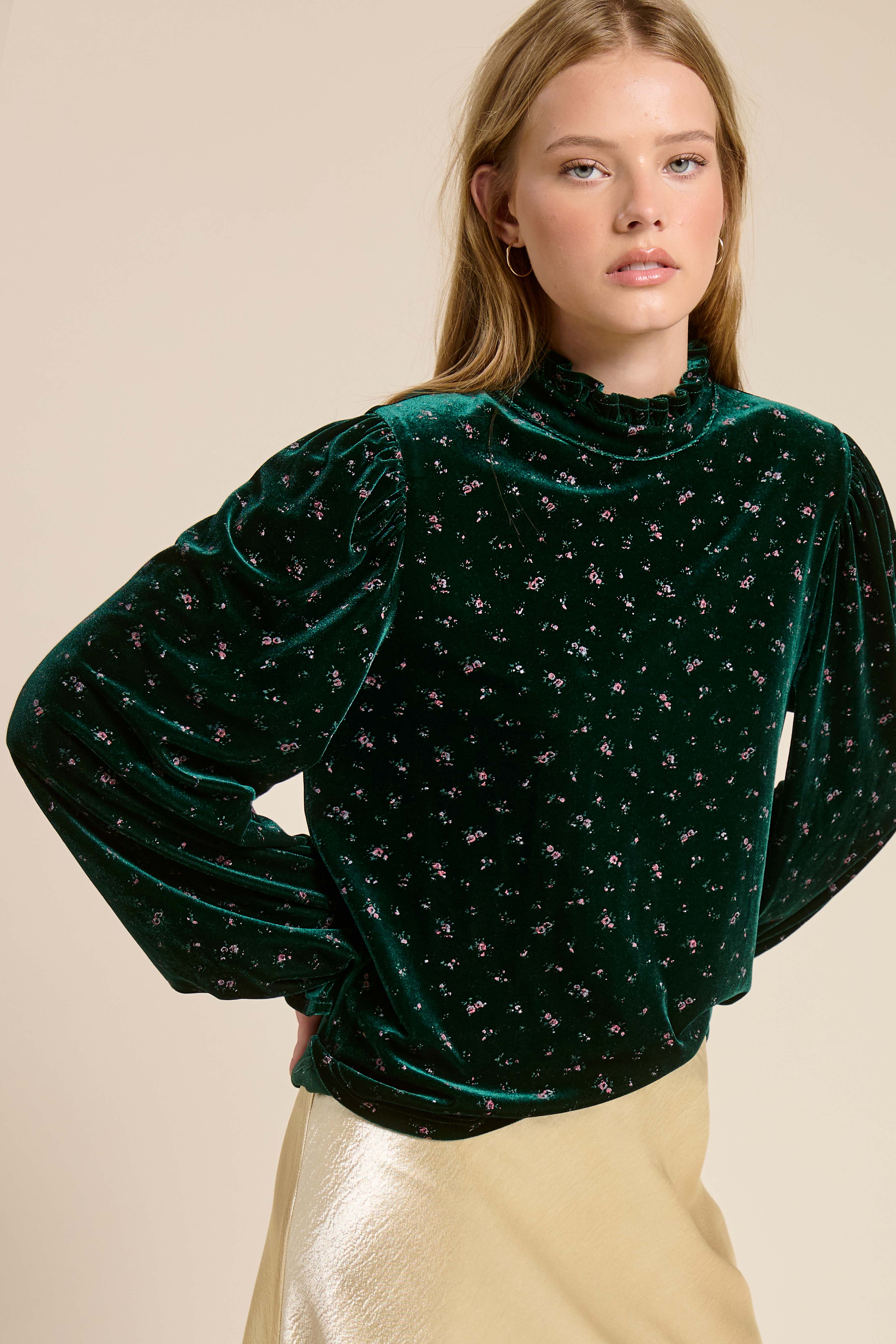 La Miel - Vente Chemisier – femme - HDT7718-Haut à manches longues avec col montant à volants en velours à motif floral14