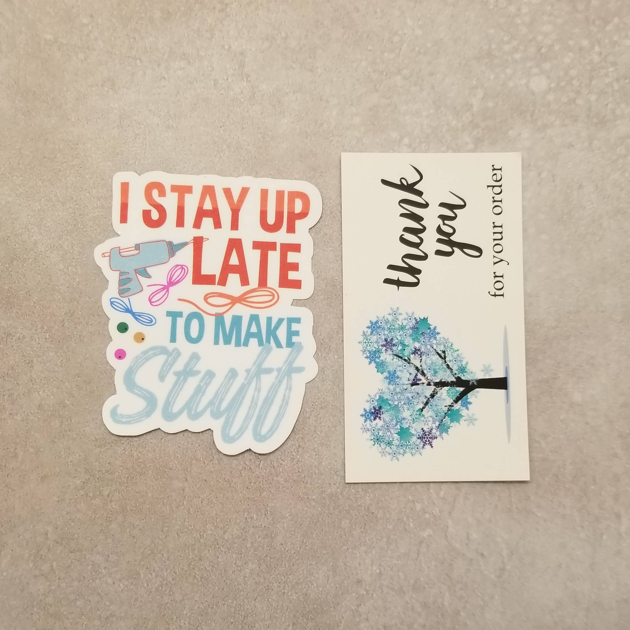 Dancing Dolphin Crafts – Engroshandel Klistermærke – Jeg bliver sent oppe for at lave ting - Crafty Vinyl Sticker - Maker6