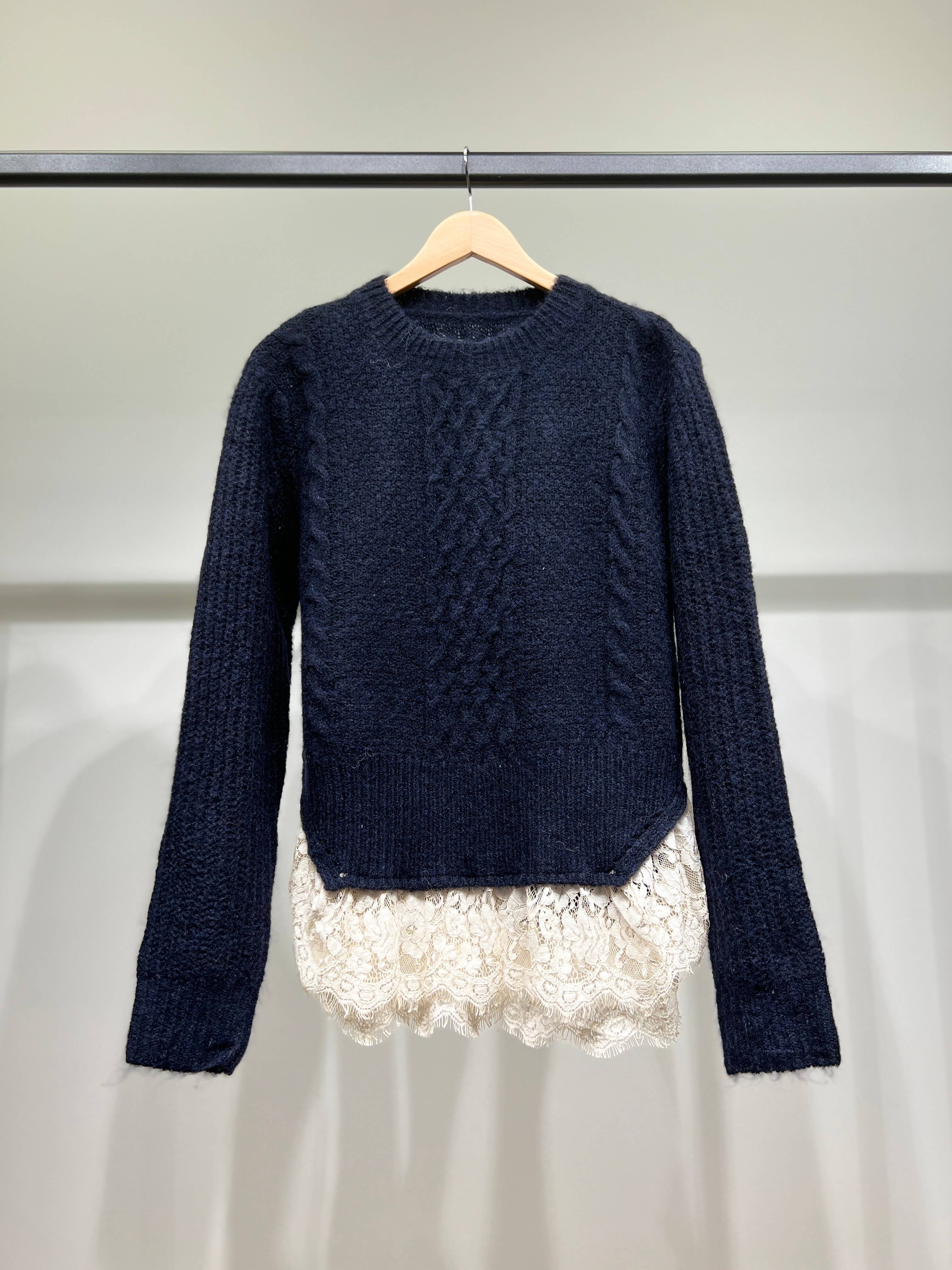 L'Emotion – wholesale Pullovertröja - Dam – Flätstickad tröja med lager-på-lager-effekt och spetsvolanger0