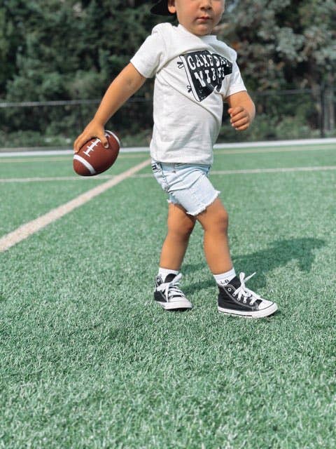 AK CLOTHING COMPANY, LLC – Großhandel T-Shirt mit Siebdruck – Kinder – Game Day Vibes - Grafik-T-Shirt2