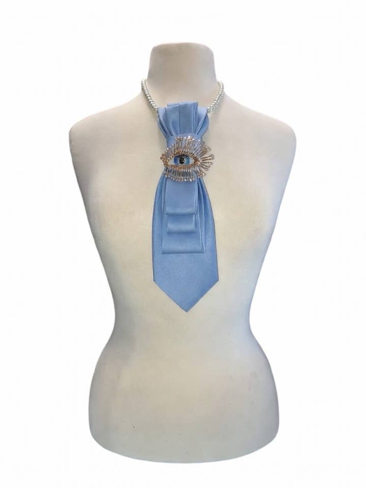Skræddersyet slips-halskæde – lyseblåt satin med øjebroche for engroshandel hos See it…Love it…Buy it