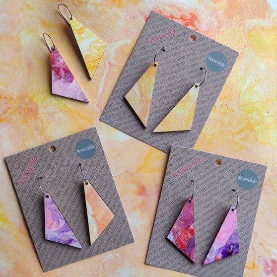 Boucles d'oreilles triangulaires réversibles en papier recyclé - violet et rose/orange pour la vente par Kami-so