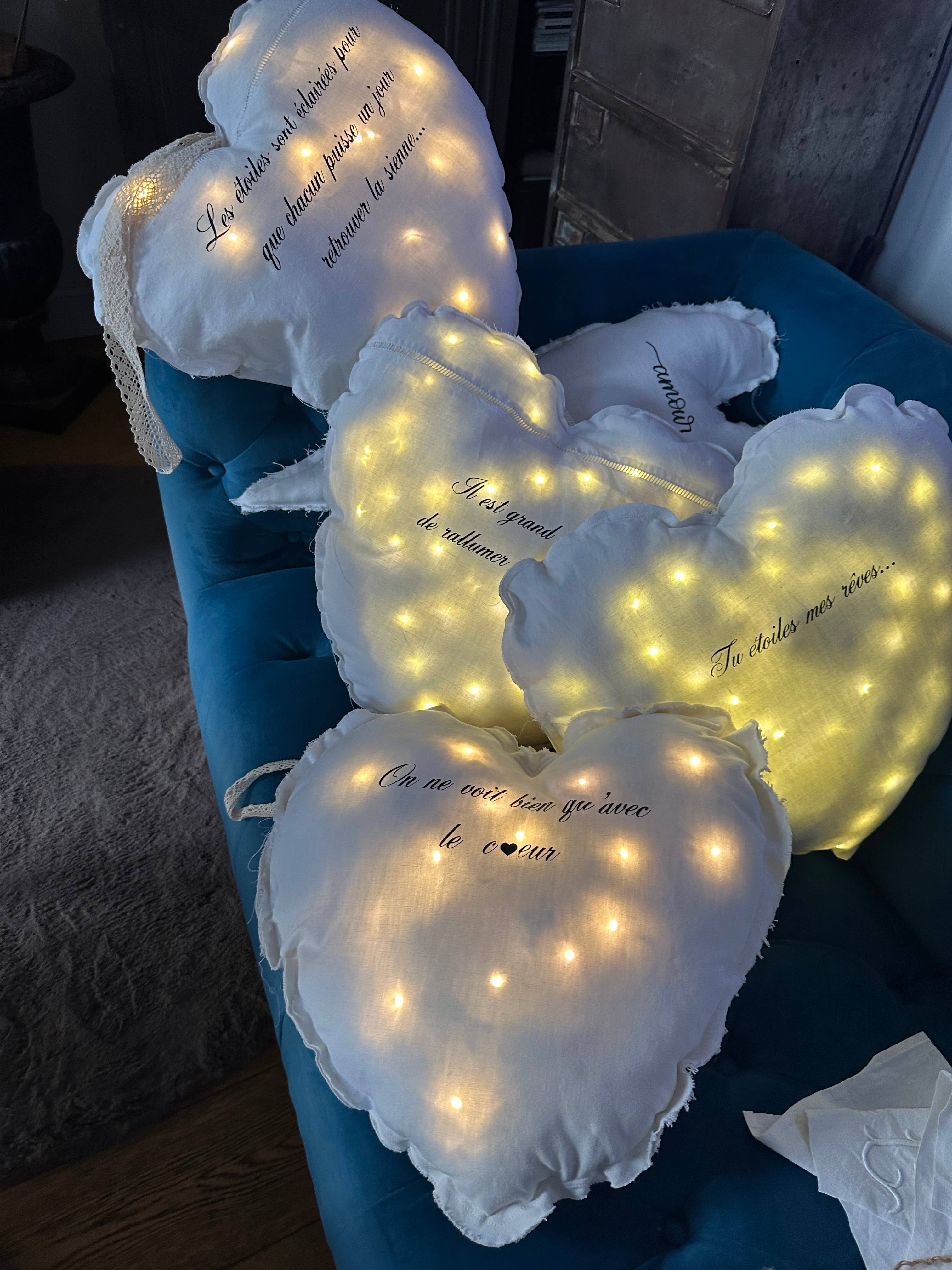 La marquisette - Venta al por mayor Adornos - Corazón luminoso para colgar en lino antiguo con cita4