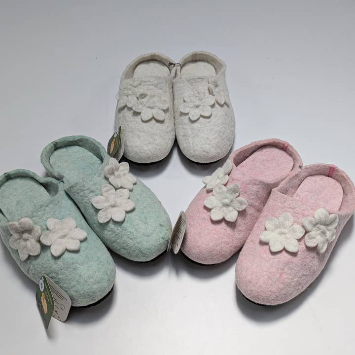 Chaussons en feutre pour femmes pour la vente par Mongolian Artisan Imports