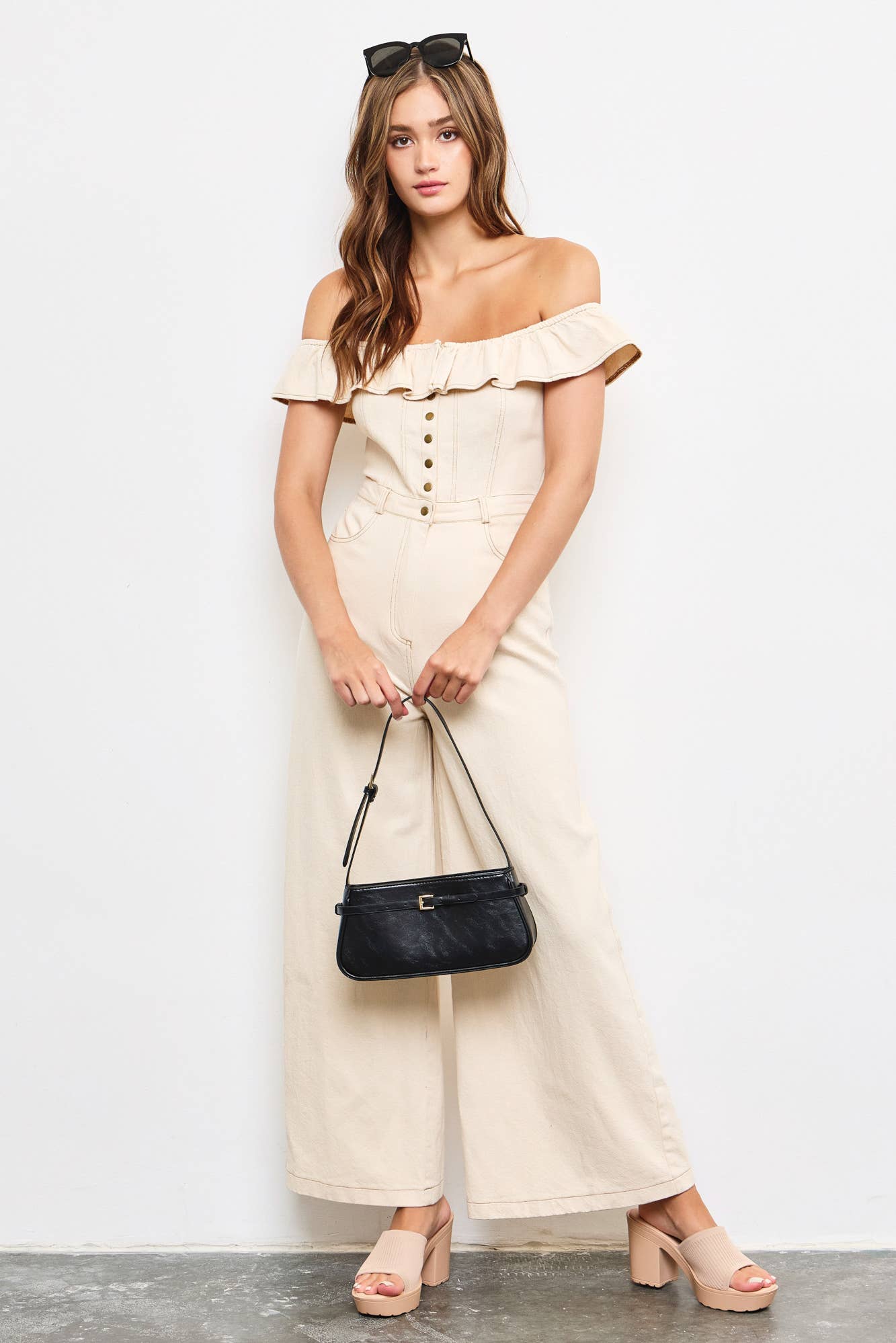 Mustard Seed – Großhandel Jumpsuit – Damen – SCHULTERFREIER OVERALL MIT RÜSCHEN5