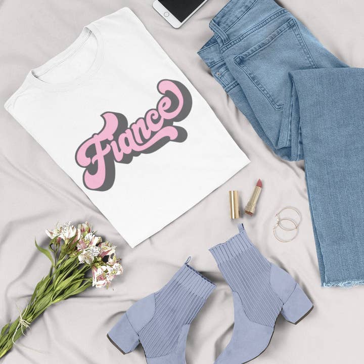 Retro Fiance t-shirt voor wholesale door Never Knew I Needed